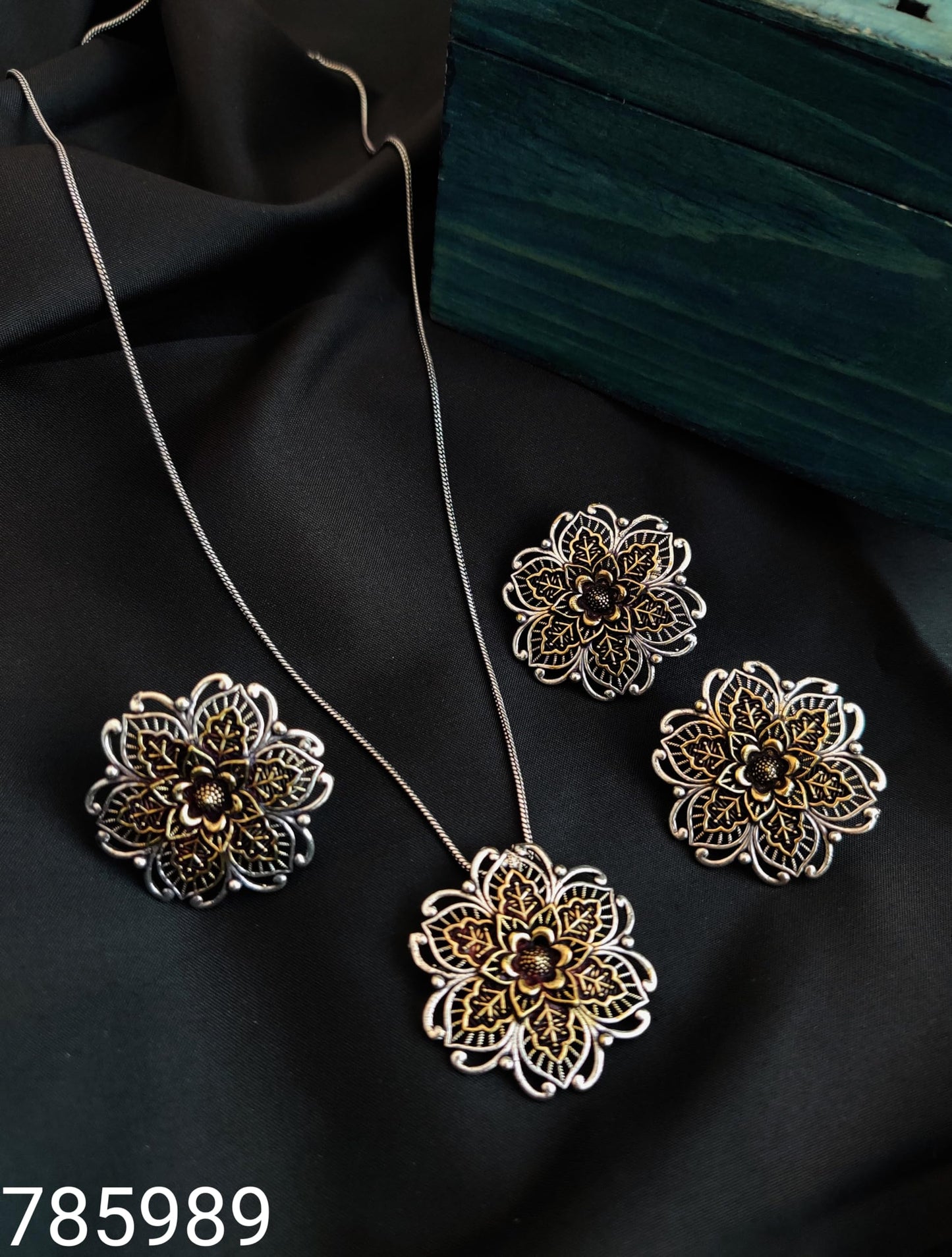 Binnis wardrobe Pendant with necklace set