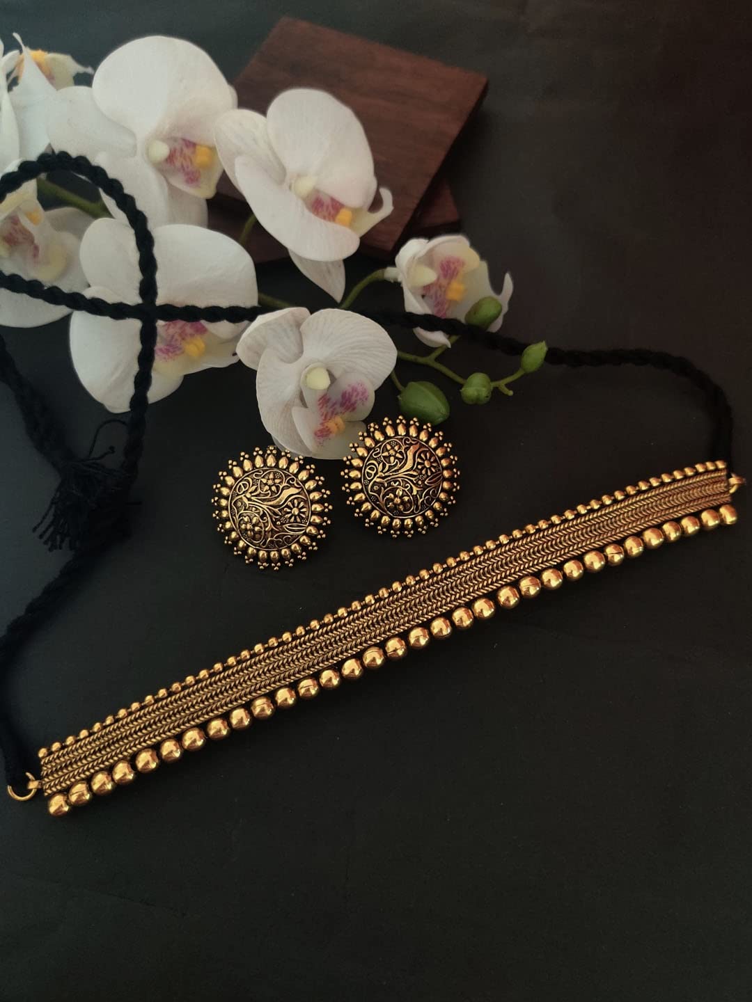 Binnis wardrobe square pendant inticrated beautiful choker set