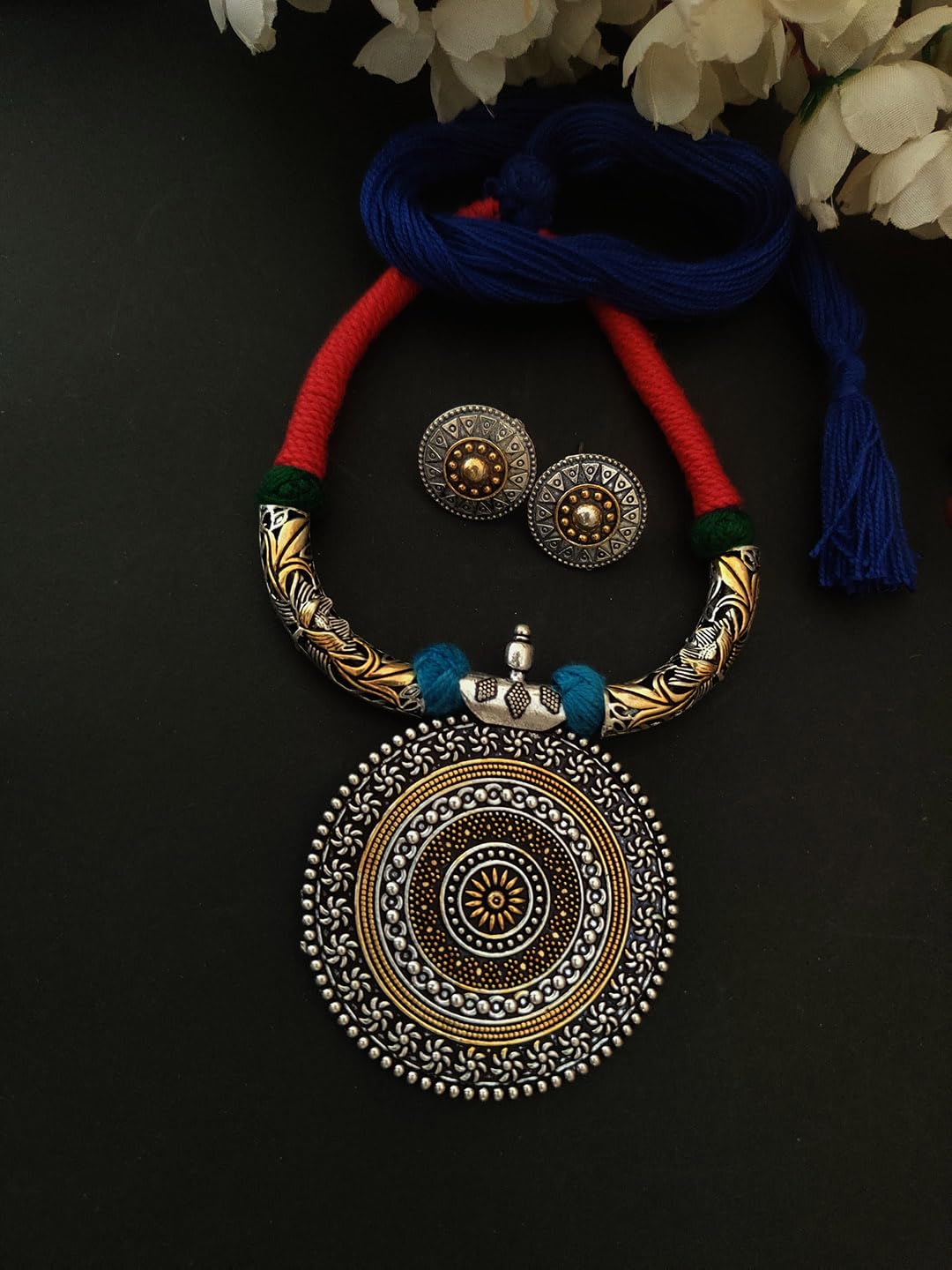 Binnis wardrobe square pendant inticrated beautiful choker set