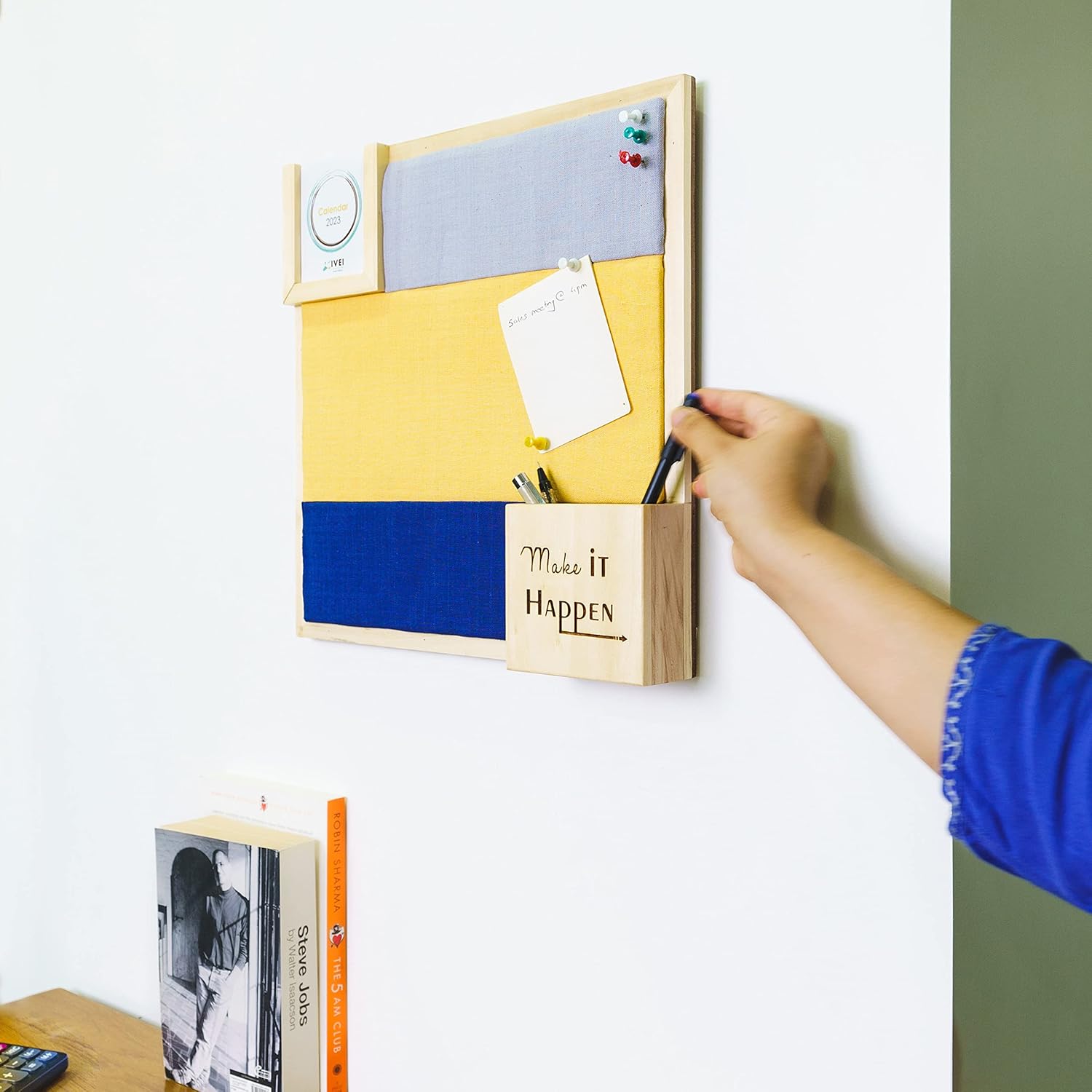 IVEI 2 Coloured Pin Board with Calendar and Pen Stand Engraved with Inspiring Words, Pin Board in 2 Colours to Organize Your Lists | Ideal for Home and Office