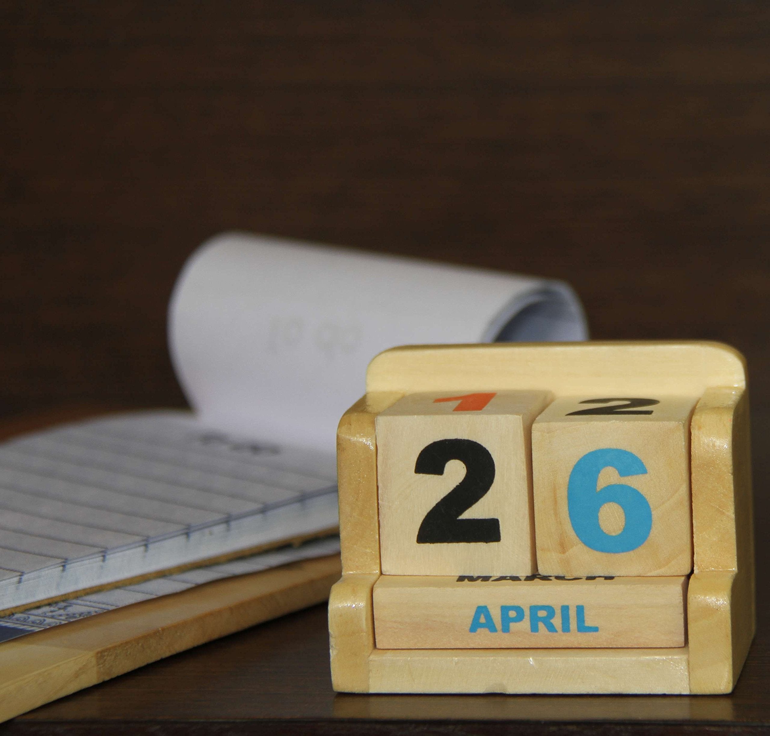 IVEI Minimal Perpetual Desk Calendar - Wooden Calendar - Block Calendar for Office Desk Decor - Wooden Desktop Calendar for Home, School, Office - Natural