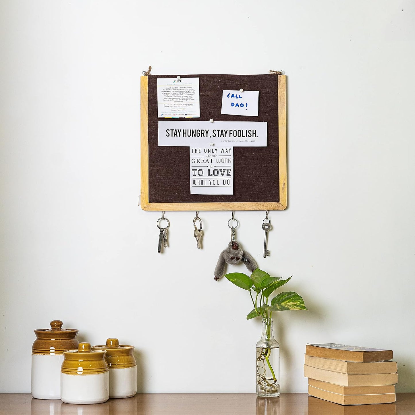 IVEI Wooden Pinboard with keyhooks - Brown