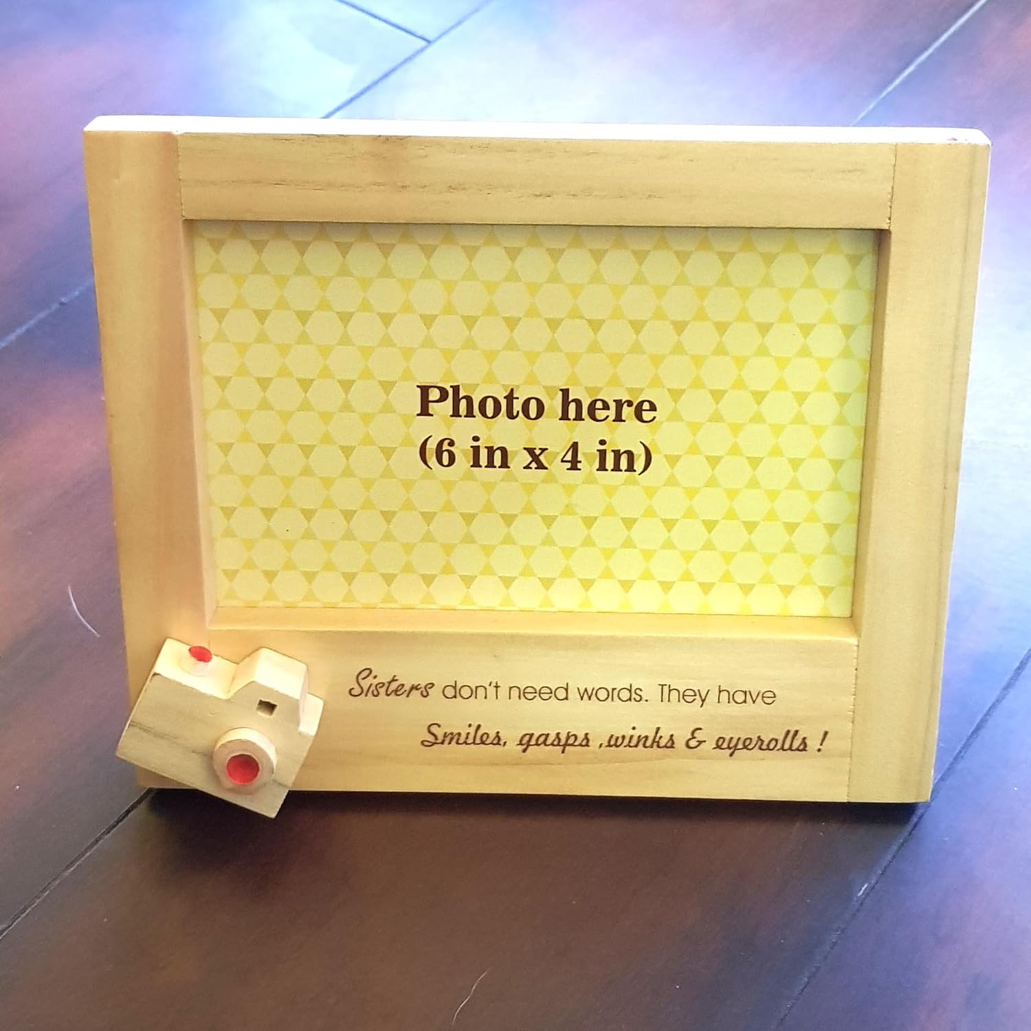 IVEI Wooden Photo Frame for Sisters - Wood Photo Frame for Table, Desk - Wooden Picture Frame for Birthday Gift, Home Decor - Unique Photoframe for Sisters with Miniature Camera & Quote