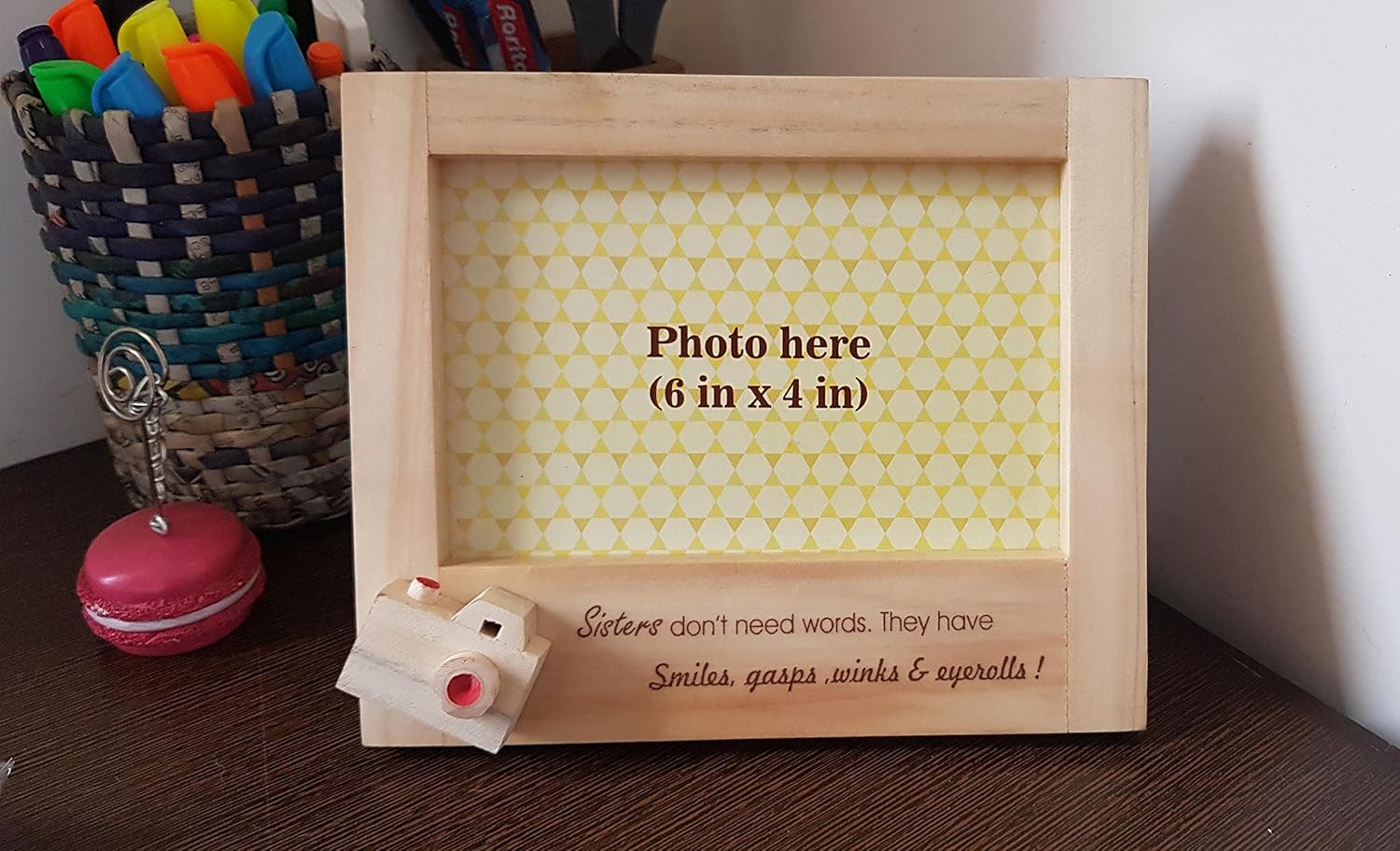 IVEI Wooden Photo Frame for Sisters - Wood Photo Frame for Table, Desk - Wooden Picture Frame for Birthday Gift, Home Decor - Unique Photoframe for Sisters with Miniature Camera & Quote