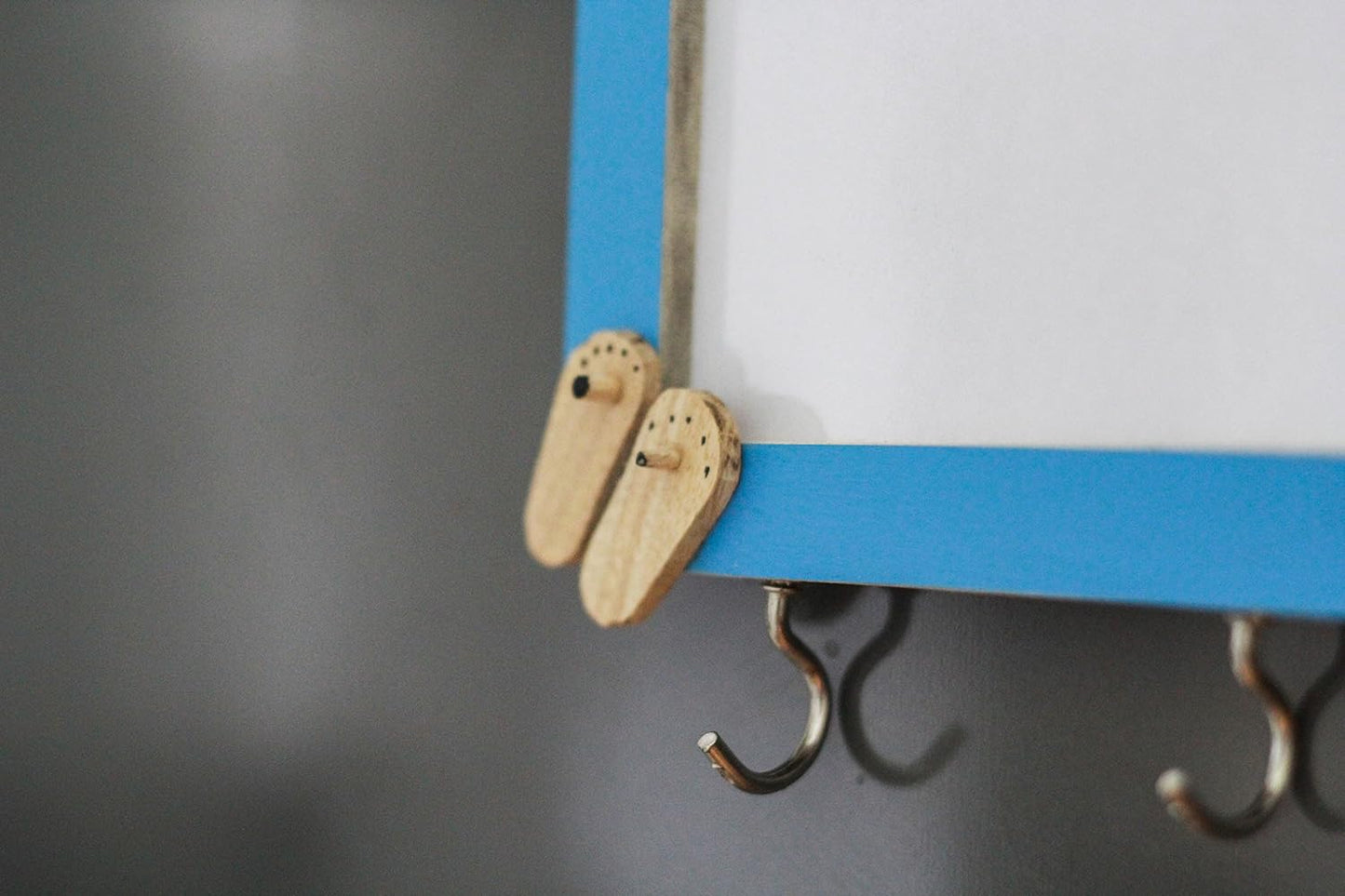 IVEI Wooden Fridge Magnets with a whiteboard and Hooks - Slippers