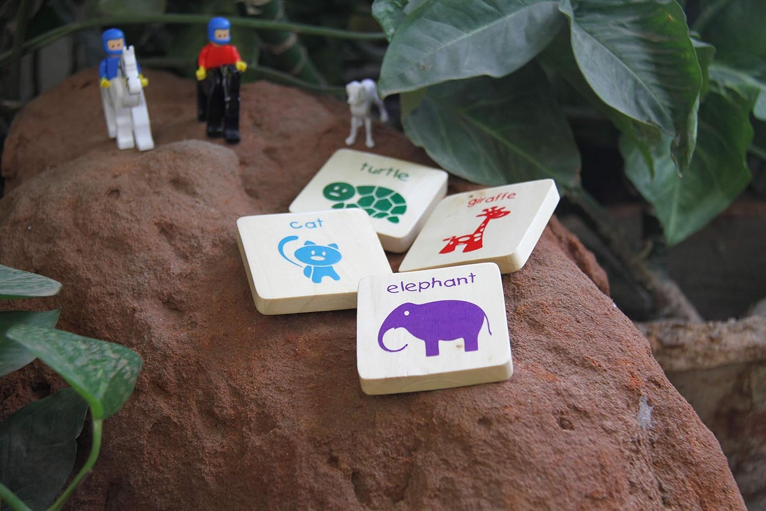 IVEI Wooden Educational Magnets for Kids – Bright Coloured Animal Magnet - Square Shape with Turtle, Elephant, Cat, Giraffe Design – Fridge Magnet – Innovative Magnets - Budget Gifts (Set of 4)